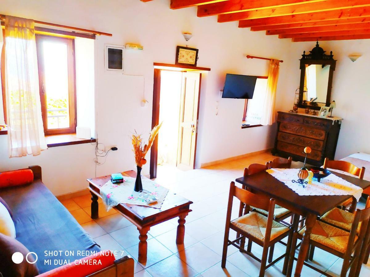 Villa Chrysodimi Chalki Town ภายนอก รูปภาพ